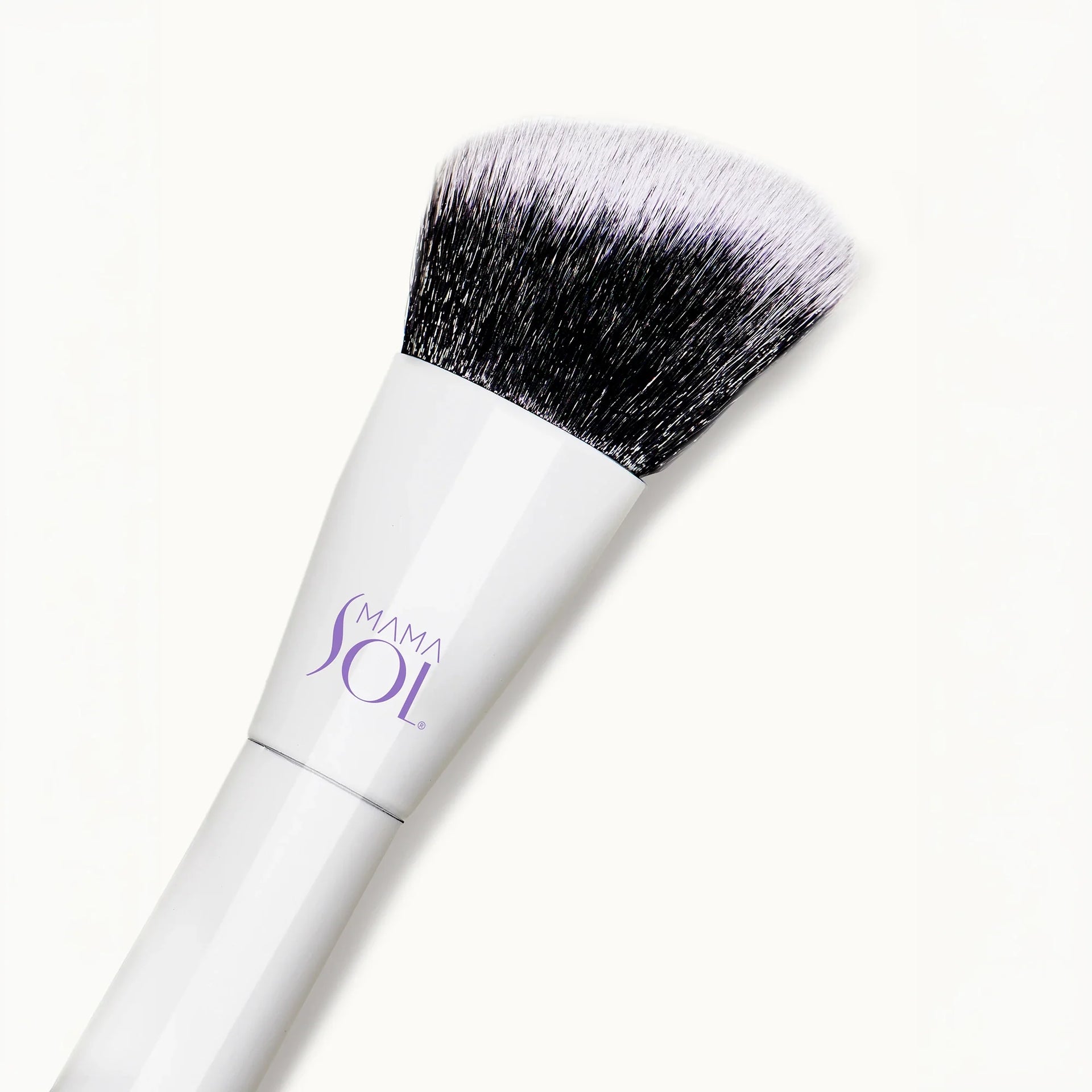 Close-up of Mama Sol Buff & Blur complexion brush fluffy blending brush head