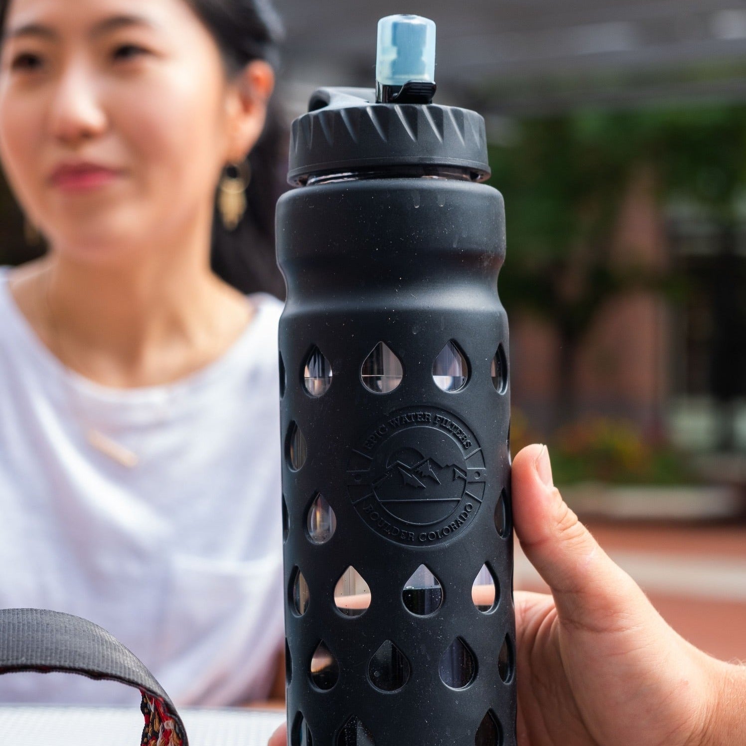 Black Epic Escape Glass Bottle with Filter 32 oz with straw up
