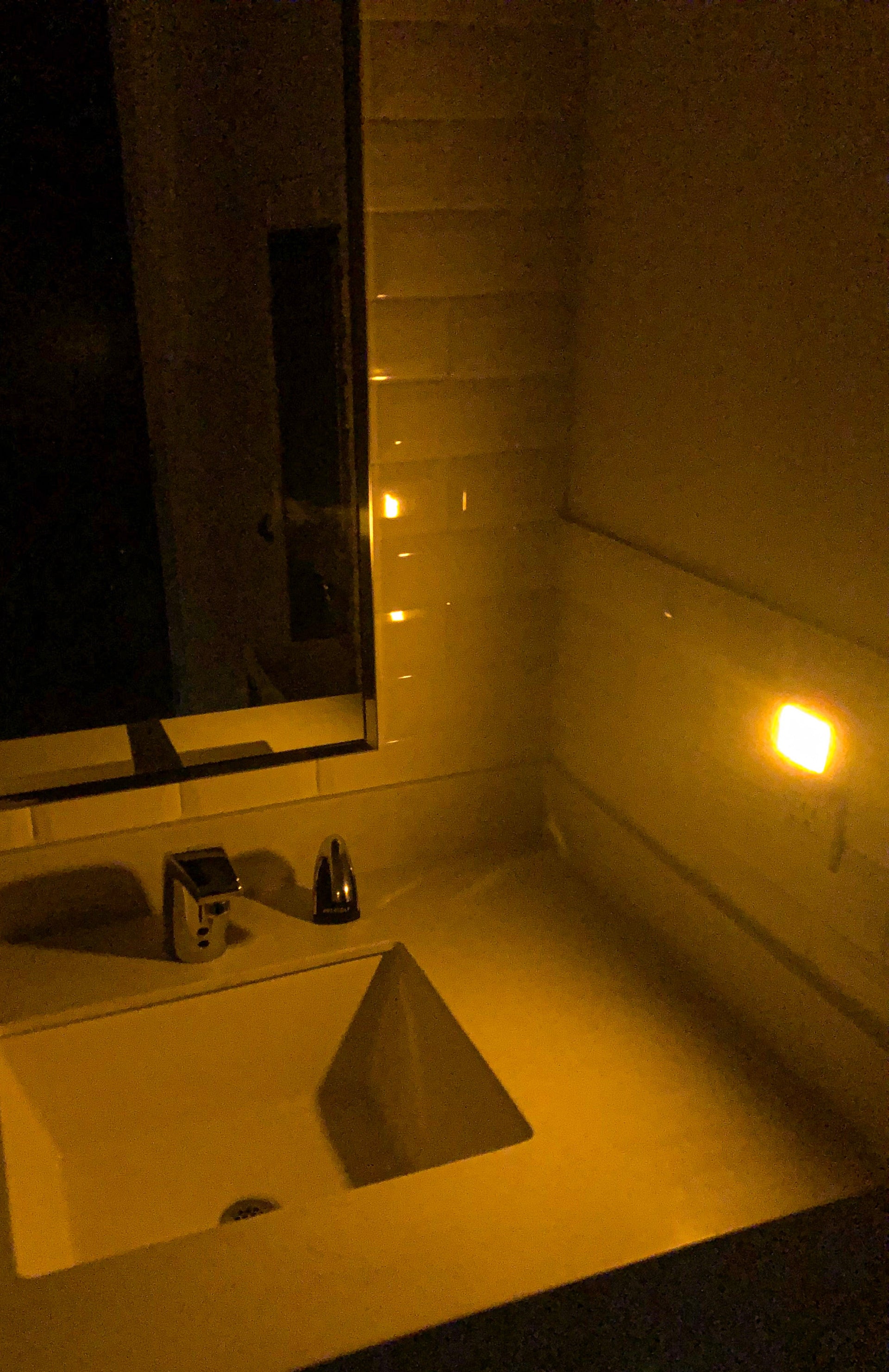 HarthYourHome Slim Night Light (2-pack) Amber light with zero blue light supports natural melatonin production and a healthy circadian rhythm