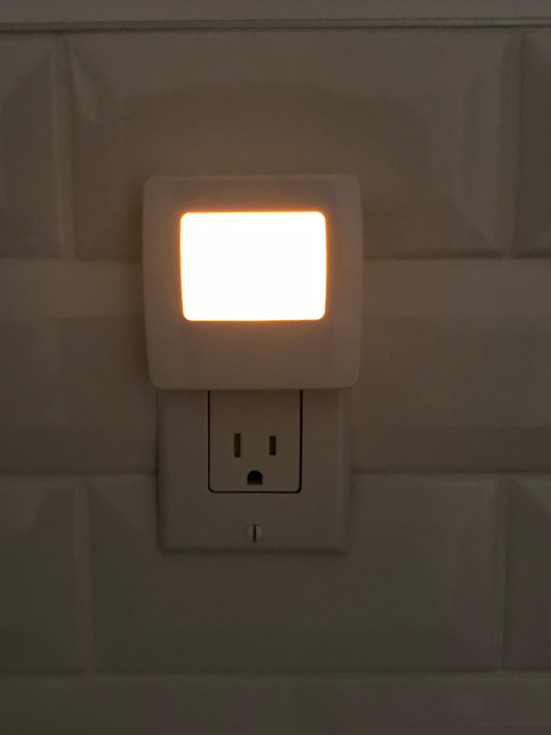Automatic Dusk-to-Dawn Operation - HarthYourHome Slim Night Light (2-pack)