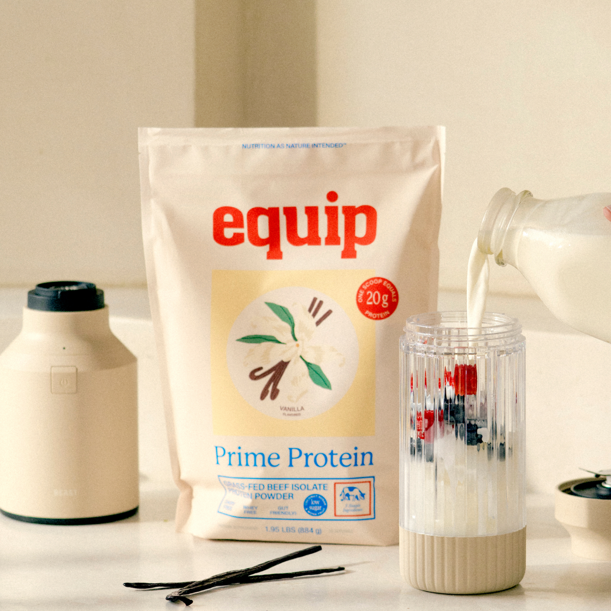 Equip Prime Protein vanilla bag with vanilla flowers and a creamy protein drink