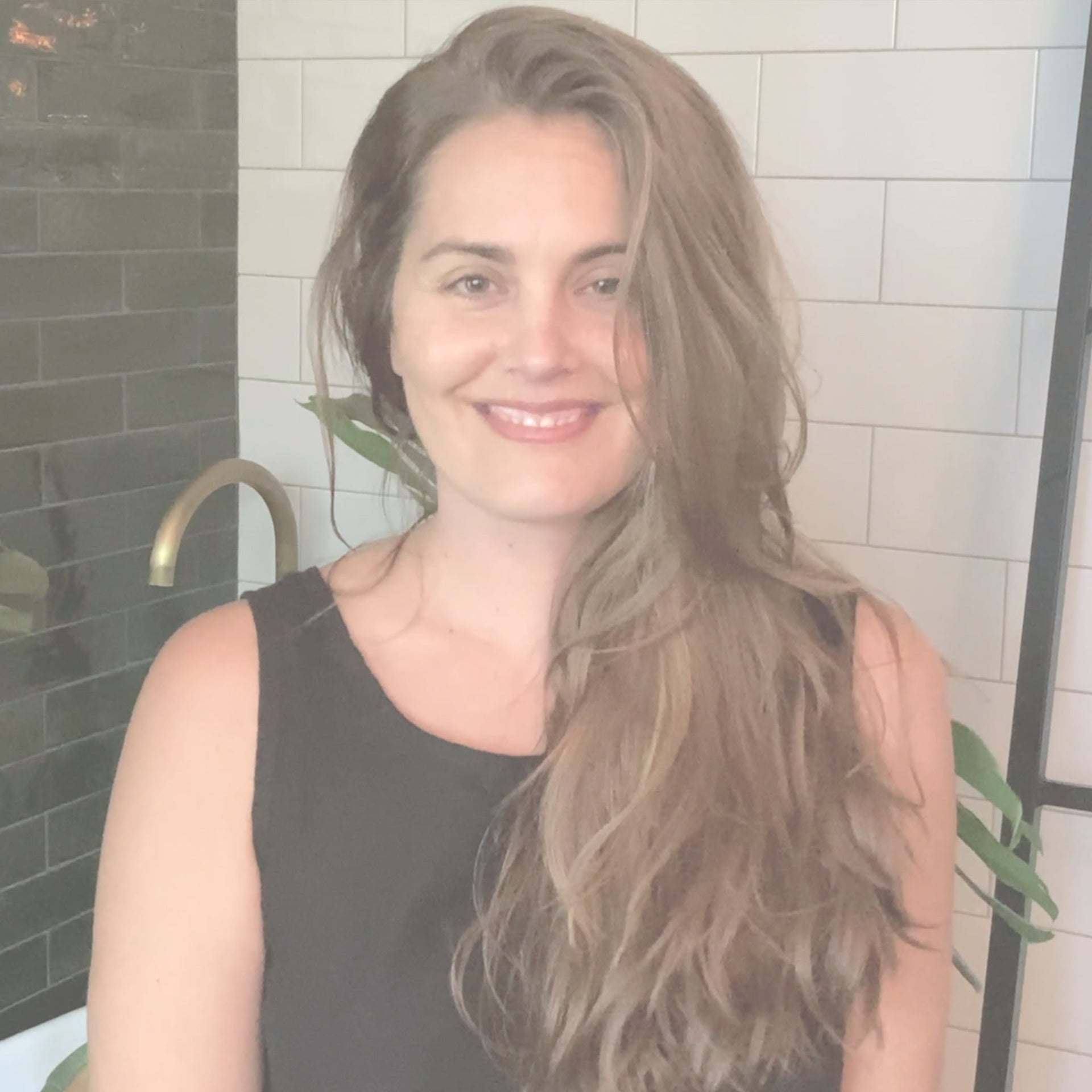 Healthy-looking hair supported by Annmarie Smoothing Hair Serum botanical formula